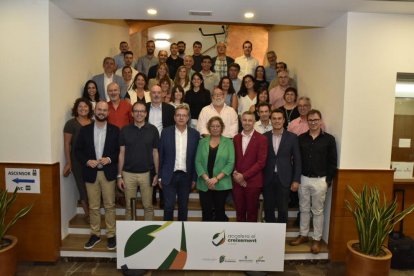 Foto de familia de las autoridades y los representantes de las empresas.