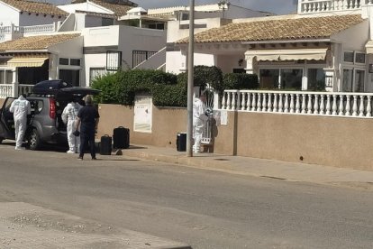 Agentes de la Benemérita frente a la casa de la pareja en Orihuela.