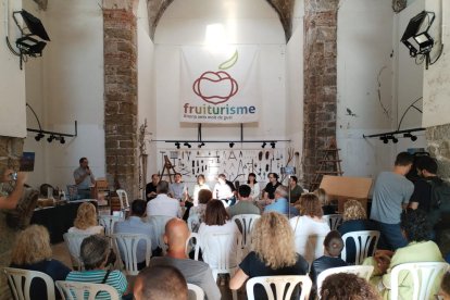 La mesa redonda ‘25 anys de Zythos al jaciment de Genó’ inauguró la segunda jornada de la feria. 