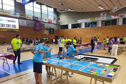 El Palau d’Esports de La Seu acogió ayer la primera jornada del torneo juvenil de robótica. 