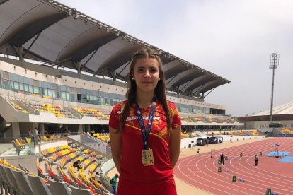 Erika Sellart, con su medalla de oro en el estadio atlético de Lima.