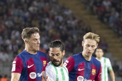 Gavi y Frenkie de Jong impiden el avance del bético Isco.