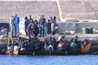 Una barcaza con inmigrantes a bordo llega a las costas de la isla italiana de Lampedusa, ayer. 