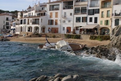 Un barco chocó el viernes contra rocas por el fuerte oleaje y ha vertido fuel en Calella de Palafrugell.