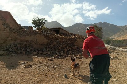 Uno de los efectivos de Bomberos en Tigouga. 