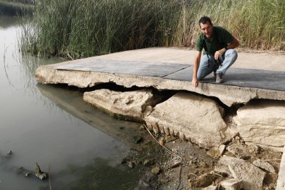 Rafel Rocaspana muestra la reducción del nivel del estanque debido a la evaporación del agua.