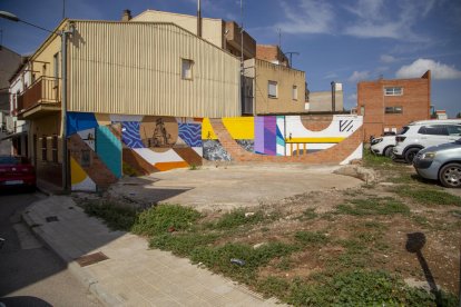 Lugar donde estaba el antiguo depósito de agua de Magraners, con el mural en su honor en proceso.