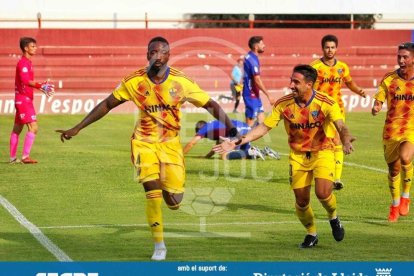 Neyder Lozano celebra el primer gol del partit