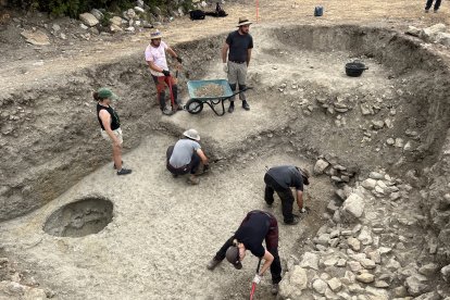 La zona de l'excavació arqueològica al costat del Castell de Mur.