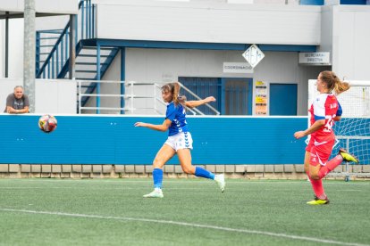 Imatge del xut de Laura Fernández que va suposar el primer gol del partit.