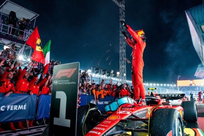 Carlos Sainz celebra su triunfo en Singapur, el segundo de su carrera deportiva.