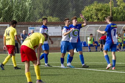 Els jugadors del Ponts celebren el 1-0 aconseguit per Torra.