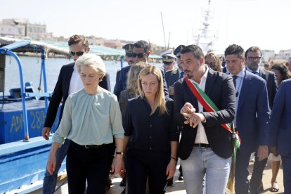 Ursula von der Leyen, a l’esquerra, va visitar ahir Lampedusa.