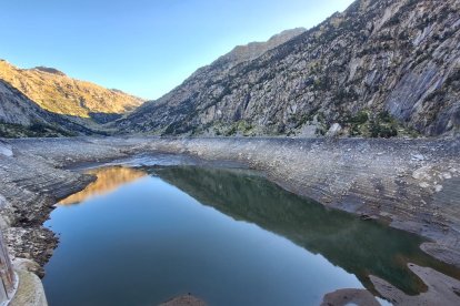 Imatge del pantà de Cavallers, a la Vall de Boí, que s’ha buidat per efectuar treballs.