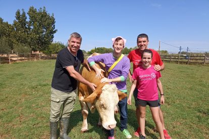 Titó va visitar ahir la granja, on va estar acompanyat dels responsables i alguns nens.