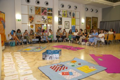 Taller pràctic per conèixer eines de dinamització lectora, ahir a la sala Alfred Perenya.