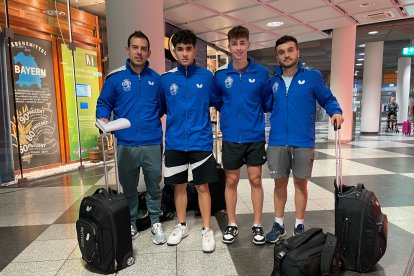 Marc Duran, Cesc Carrera, Norbert Tauler i Joan Masip, a la seua arribada a l’aeroport de Múnic.