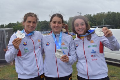 Maialen Chourraut, Laia Sorribes i Olatz Arregui mostren les medalles de plata aconseguides ahir.