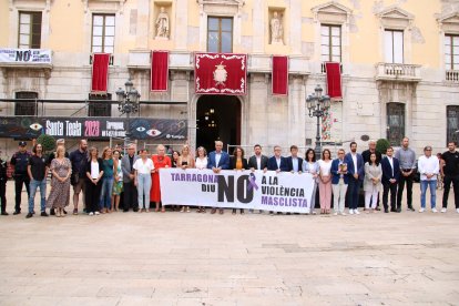 Veïns, autoritats locals i la consellera d’Igualtat van guardar ahir un minut de silenci.