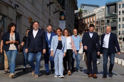 Junqueras al costat dels parlamentaris d’ERC a la seua arribada ahir al Congrés dels Diputats.