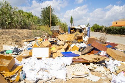 La zona dels Tres Pontets on és el contenidor de runa presentava ahir aquest aspecte.