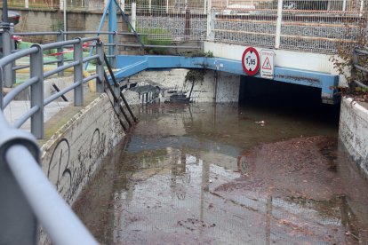 Diversos passos subterranis de Torredembarra van resultar inundats per la intensitat de la pluja.