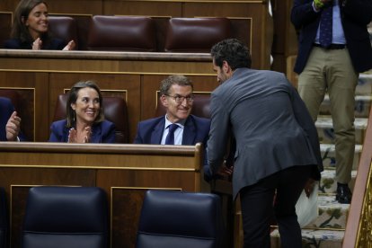 Alberto Núñez Feijóo i Cuca Gamarra conversen amb Borja Sémper al Congrés dimarts.