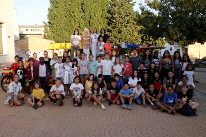 Foto de grup dels participants i els promotors de la BiblioCursa d’Alpicat.