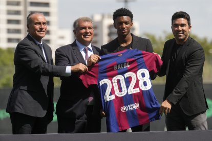 Balde, en la firma de la renovació amb Yuste, Laporta i Deco.