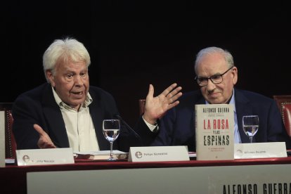 Felipe González i Alfonso Guerra van coincidir dimecres en la presentació del llibre del primer.