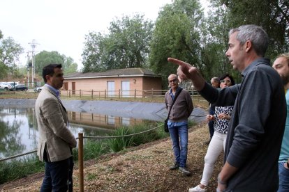 El director de l’ACA, Samuel Reyes (e.), va visitar dimecres la zona.