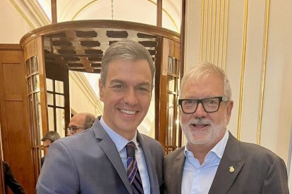 Salutació a Pedro Sánchez ■ Durant el seu viatge a Madrid, el primer edil de Lleida va visitar el Congrés acompanyat de la diputada Montse Mínguez. Fèlix Larrosa va saludar el president en funcions del Govern central, Pedro Sánchez, i la pres ...