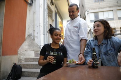 Dos clientes degustant ahir una tapa en un establiment gastronòmic de Lleida.