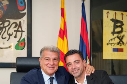 Laporta i Xavi, ahir en l’acte de renovació del tècnic.