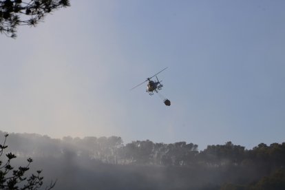 Un helicòpter participant ahir en les tasques d’extinció.