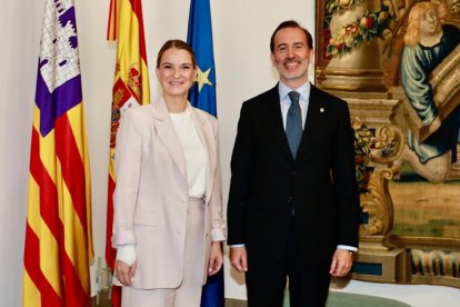 La presidenta balear i el president del Parlament, de Vox, quan van anunciar el pacte de govern.