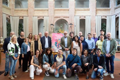 L’alcalde, Fèlix Larrosa, acompanyat dels agents implicats en les Festes de la Tardor.