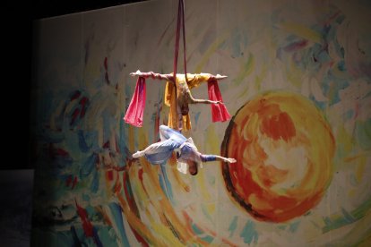 El Teatre de la Llotja va acollir un espectacle amb 17 números acrobàtics.