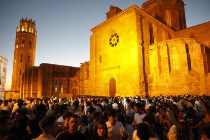 Centenars de persones van ballar al ritme de la música electrònica sota la Seu Vella a l’Algoritmo Pop Up Burch.