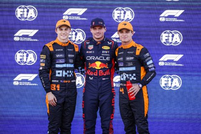 Max Verstappen, entre els dos pilots de McLaren.