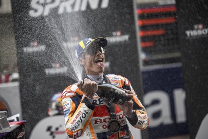 Marc Márquez celebra la tercera posició en la cursa esprint al circuit Buddh International.