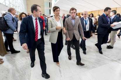 Rodríguez amb els alcaldes de Madrid i Vigo en el ple de FEMP.