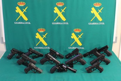 Imatge de les tretze armes confiscades per la Guàrdia Civil a Solsona.