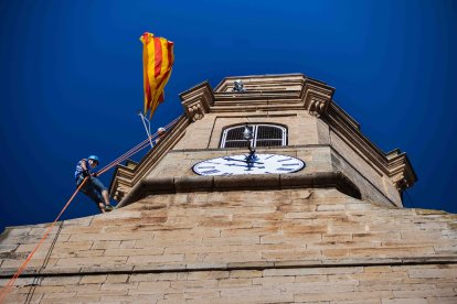 Una quinzena de socis de l’entitat van baixar pel campanar mitjançant un ràpel.