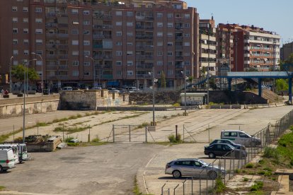 El terreny d’Adif que demana Pardinyes, al costat del pas elevat.