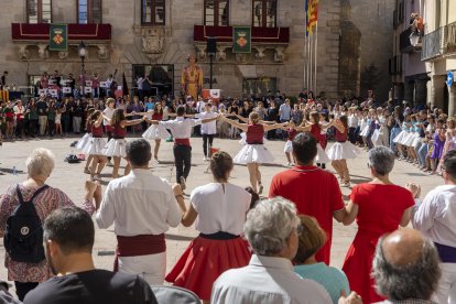 La cultura local impregna el dia gran de les festes de Cervera