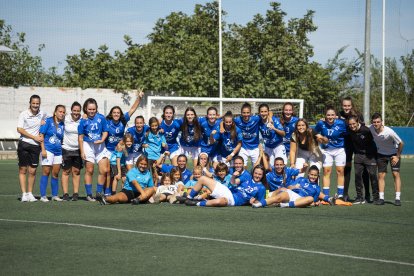 Les jugadores de l’AEM B celebren la seua segona victòria de la Lliga, ambdós com a locals.