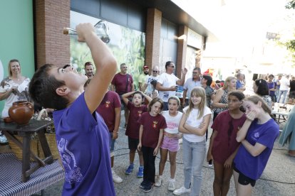 Els més petits van participar en el concurs de beure en porró amb aigua.