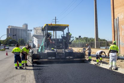 Asfalten l'avinguda Indústria per al carril bici i ampliar la vorera