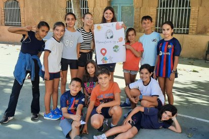 Alumnes de cinquè de Primària del Maristes mostren el cartell que han fet.